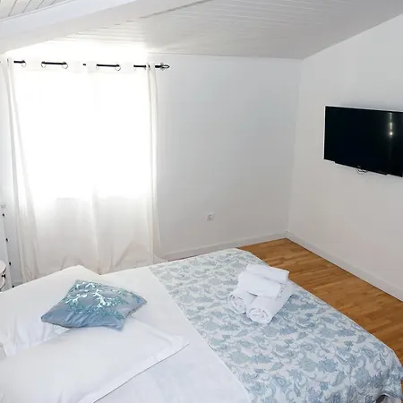 Iris Apartment *