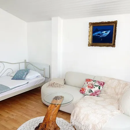 Iris Apartment *